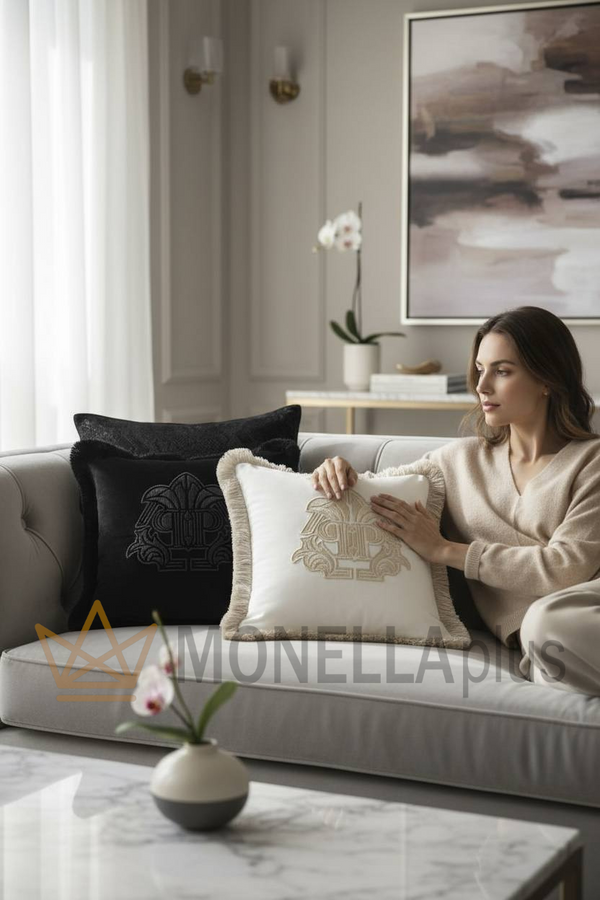 Poduszka GOTHIC MONOGRAM jednokolorowa z aksamitu PHILIPP PLEIN