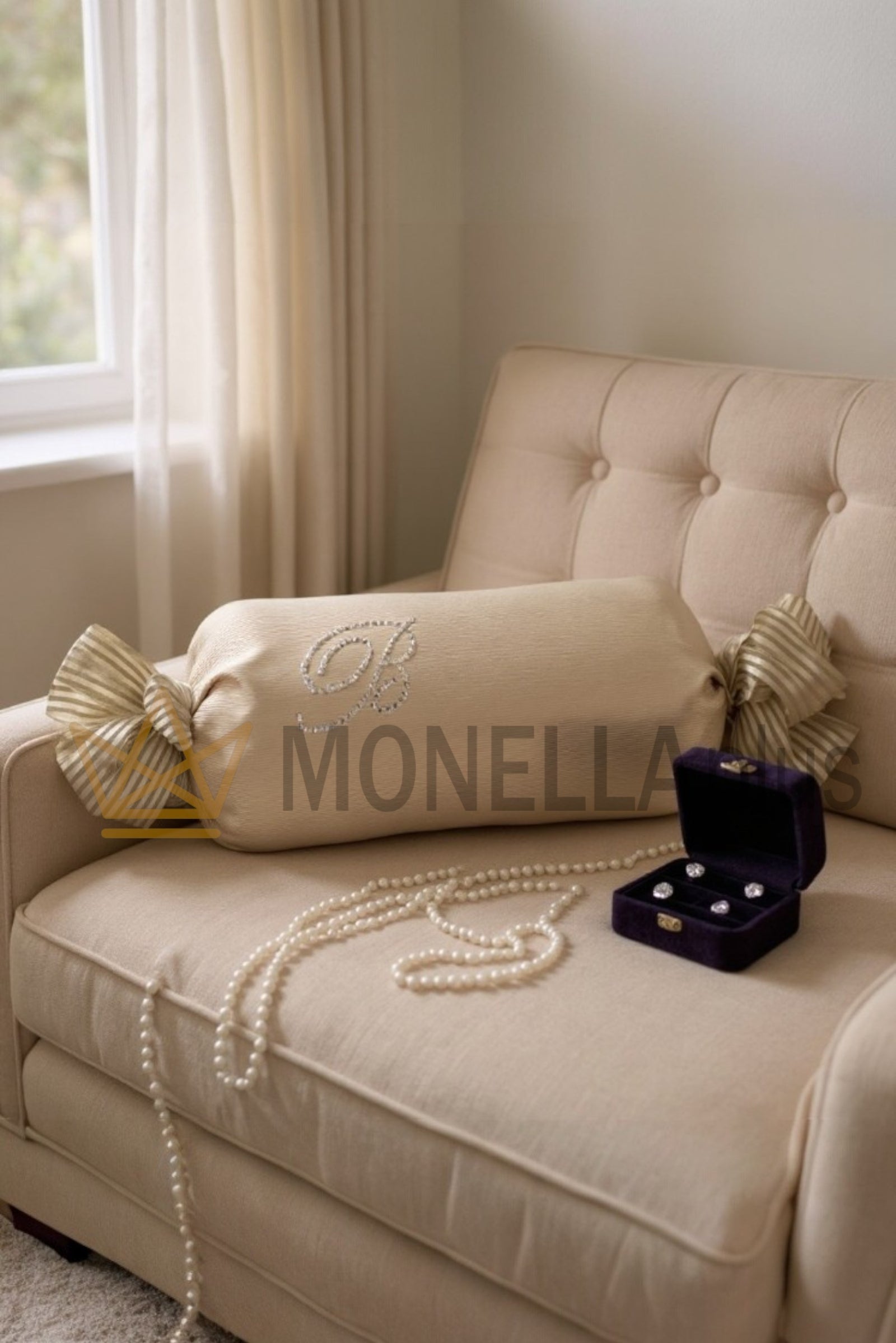 Coussin porteur d'alliances : coussin en satin perles avec fleur brodée Coussin porteur d'alliances : coussin en satin perles avec fleur brodée