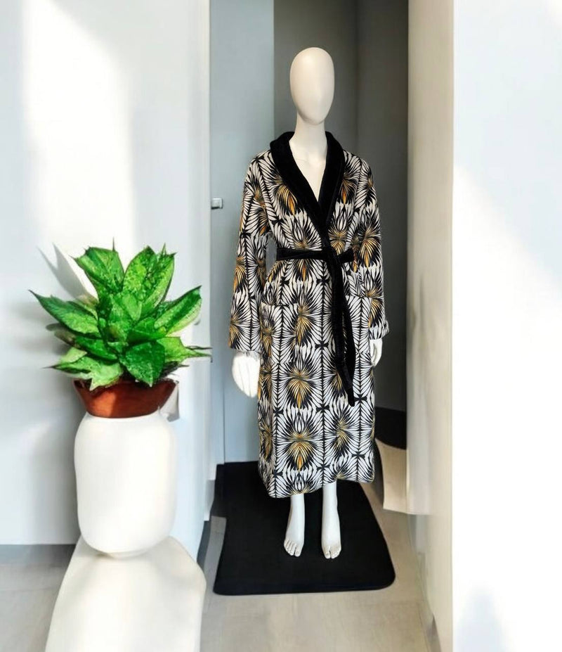 Paprsek zlatého šálového límečku županu Roberto Cavalli
