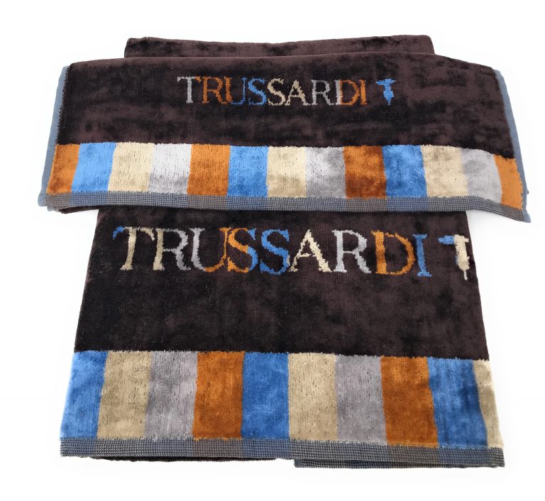 Une serviette de bain Turquoise coast Trussardi 2006957